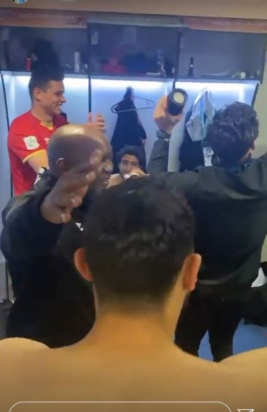 موسيماني يرقص مع لاعبي الأهلي في غرفة خلع الملابس (1)