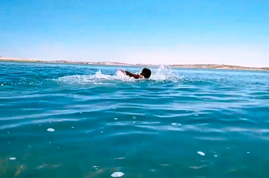 اثناء السباحة فى بحيرات طبيعية على ىساحل سيناء