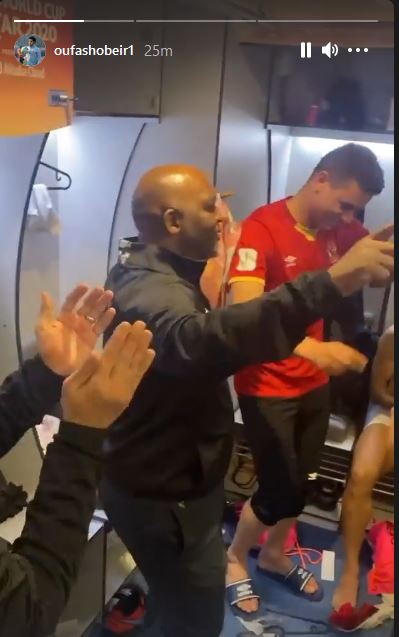 موسيماني يرقص مع لاعبي الأهلي في غرفة خلع الملابس (8)