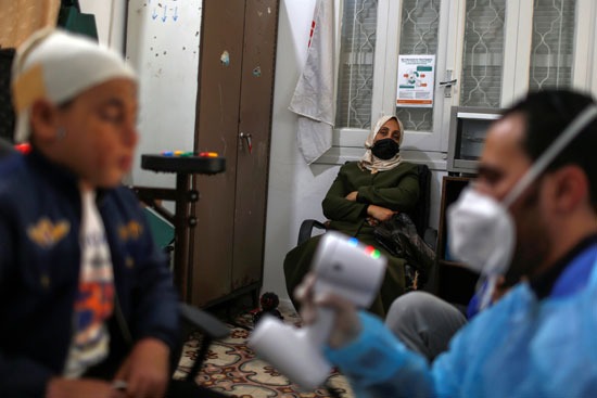 والدة الطفل الفلسطيني أحمد الديب تنتظر انتهاء الكشف على طفلها