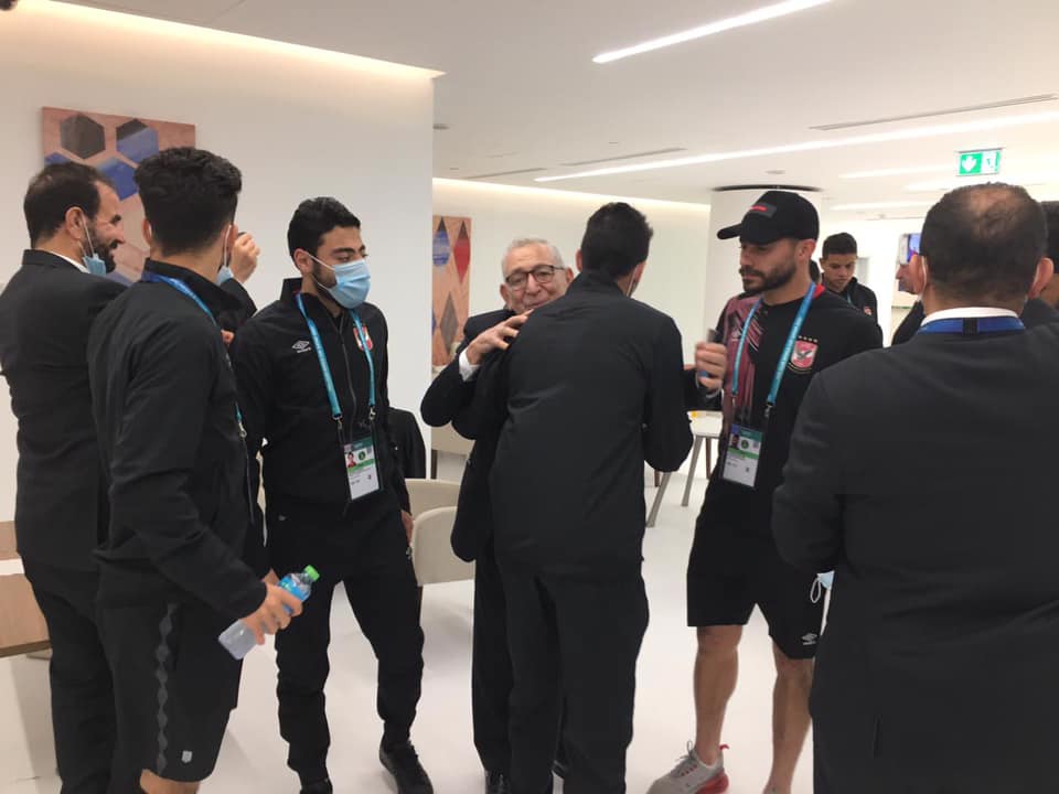 الخطيب وسط اللاعبين