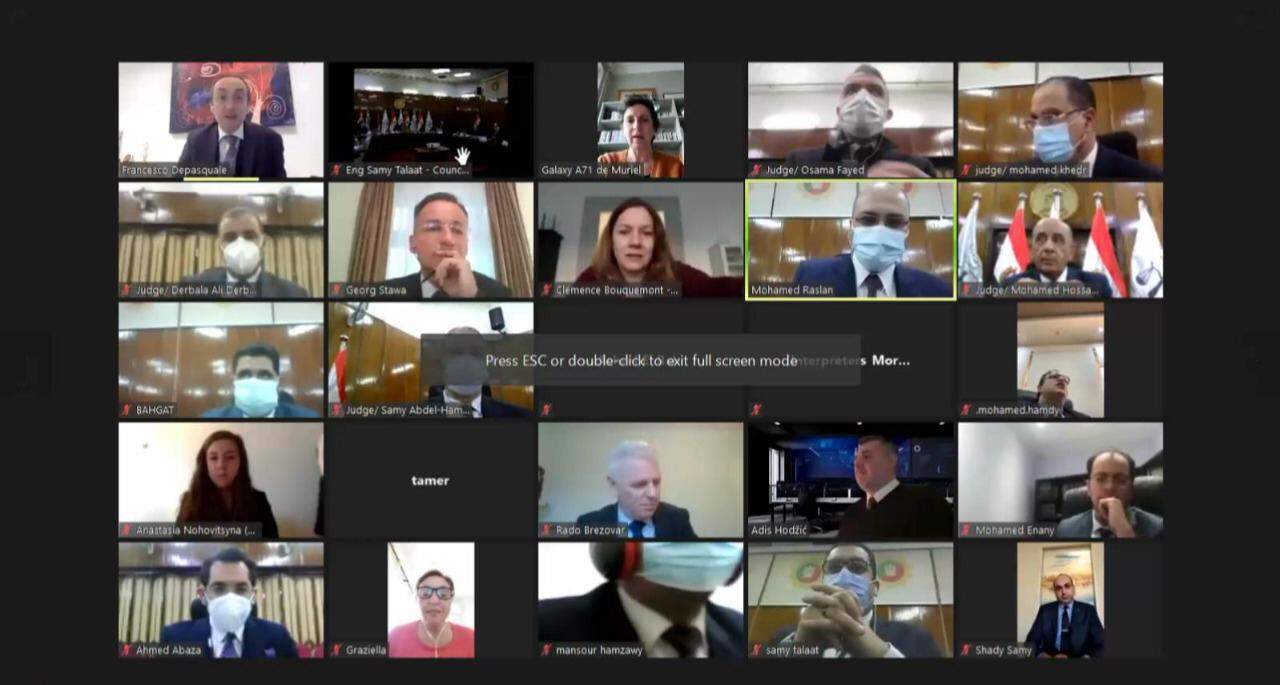 اجتماع دائرة مستديرة عبر تقنية الفيديو كونفرانس بشأن نظام إدارة لوحات المعلومات الرقمية للمحاكم