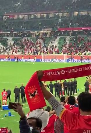 جماهير الاهلى يتابعون الركلة الاخيرة
