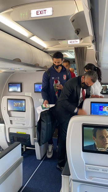 مصر للطيران تستقبل بعثة النادى الأهلى على متن رحلة خاصة (15)