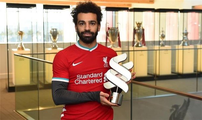 محمد صلاح يحمل جائزة أفضل لاعب فى ليفربول