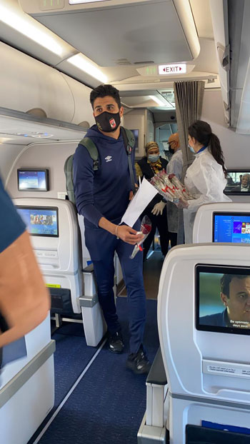 مصر للطيران تستقبل بعثة النادى الأهلى على متن رحلة خاصة (8)