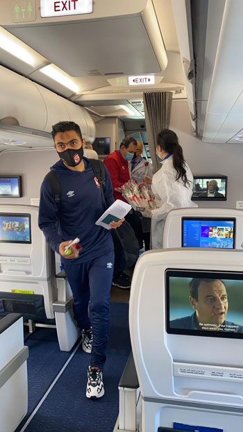 مصر للطيران تستقبل بعثة النادى الأهلى على متن رحلة خاصة (9)