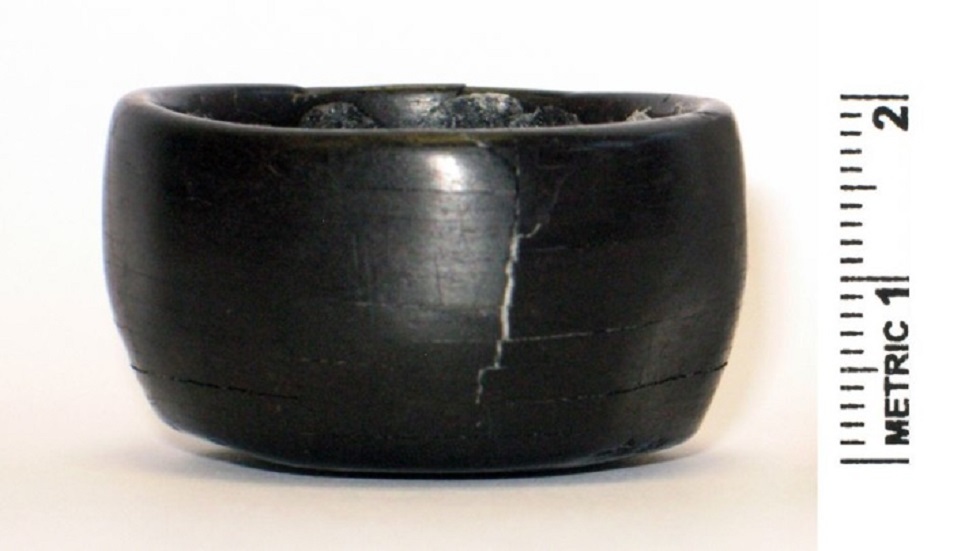 الإناء الأسطواني الذي عثر عليه في القبر الإناء الأسطواني الذي عثر عليه في القبر