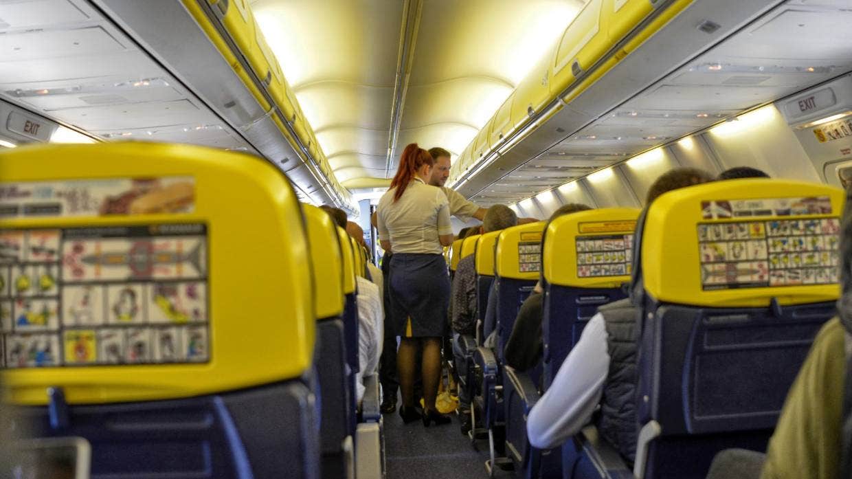 اللون الاصفر في الطائرة