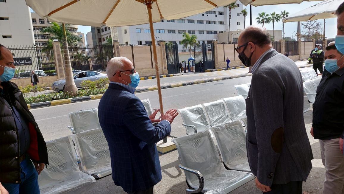 محافظ بورسعيد يتفقد مقاعد جلوس المواطنين