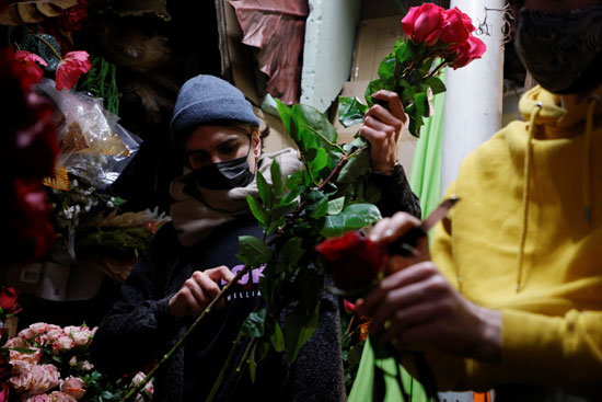 يقوم بائعو الأزهار الباريسية بإعداد باقات عيد الحب في باريس