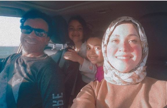 سامح حسين في صورة عائلية مع أسرته