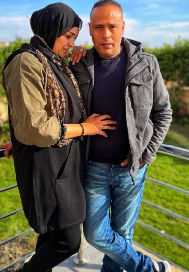 محمود عبد المغنى وزوجته