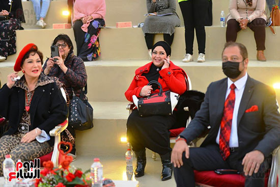 تحيا مصر يسلم 158 فتاة أولى بالرعاية تجهيزات الزواج (55)