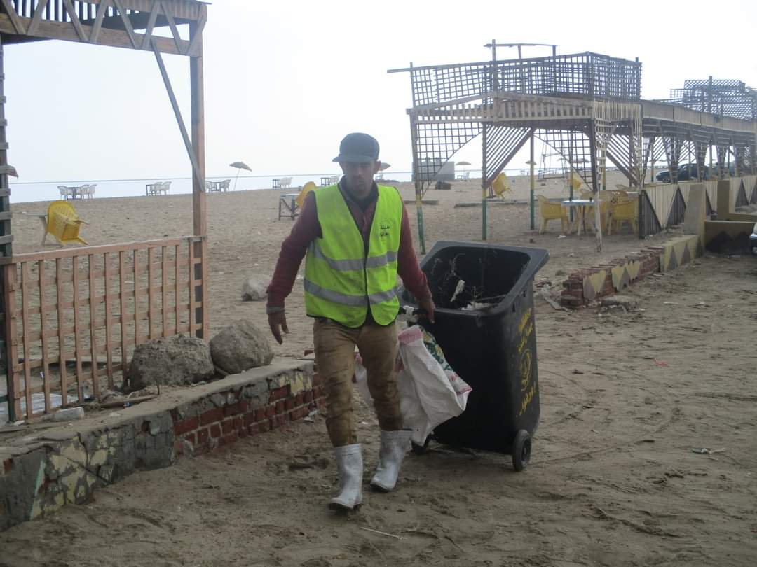 اعمال النظافة بشاطئ بورفؤاد