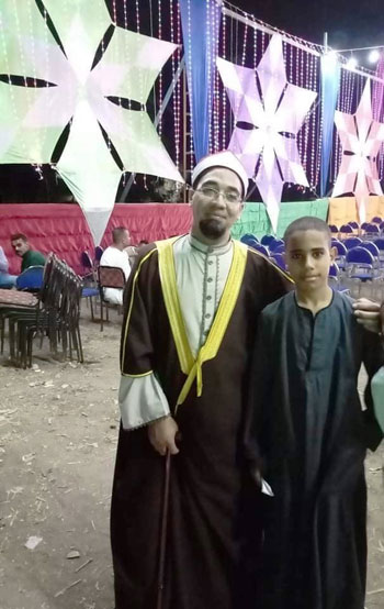 الطفل-عبد-الله-مع-الشيخ-محمد-عبدالرسول-كروان-الأقصر