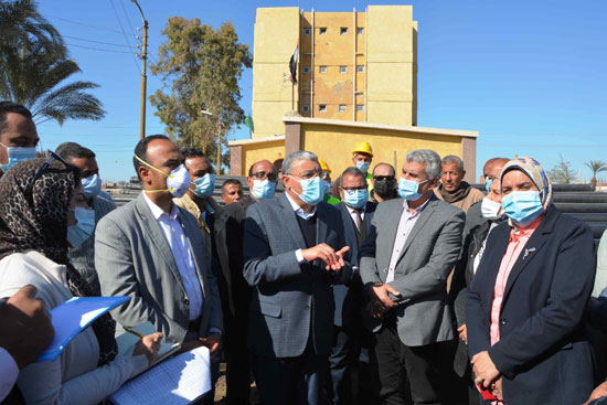 محافظ المنيا يتابع تنفيذ عدد من المشروعات بقرية جريس  (8)