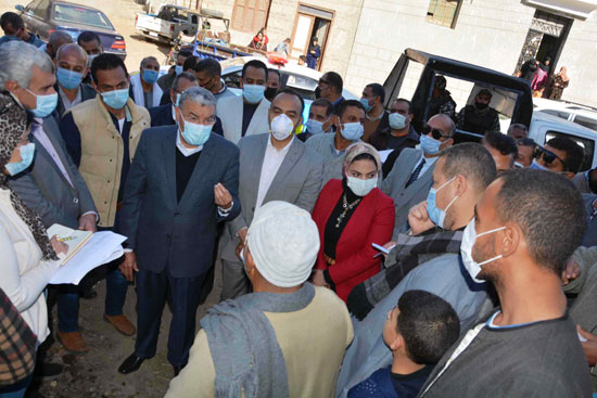 محافظ المنيا يتابع تنفيذ عدد من المشروعات بقرية جريس  (1)