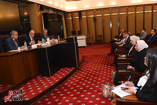 اجتماع لجنة المشروعات الصغيرة برئاسة النائب محمد كمال مرعى  (6)