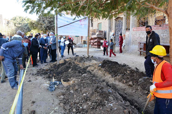 محافظ المنيا يتابع تنفيذ عدد من المشروعات بقرية جريس  (10)