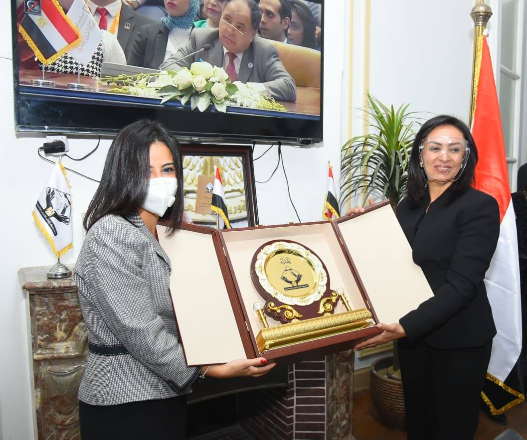 وزيرة الهجرة تطلق مبادرة مصرية بـ100 راجل (4)
