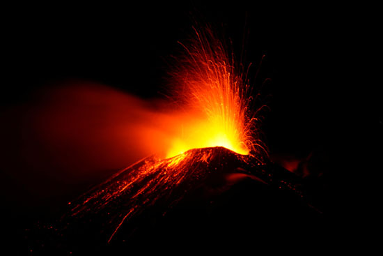 بركان جبل إنتا يضىء سماء جزيرة صقلية