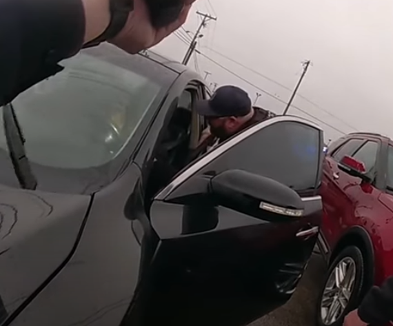 شرطى يفتح باب السيارة