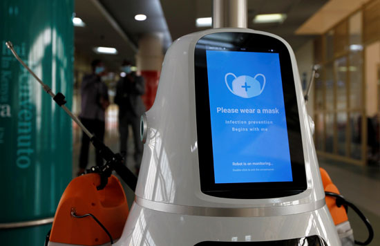 روبوتات فى المطار تقدم دعما تكنولوجيا لكينيا فى حربها مع كورونا (2)