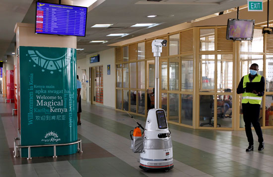 روبوتات فى المطار تقدم دعما تكنولوجيا لكينيا فى حربها مع كورونا (1)