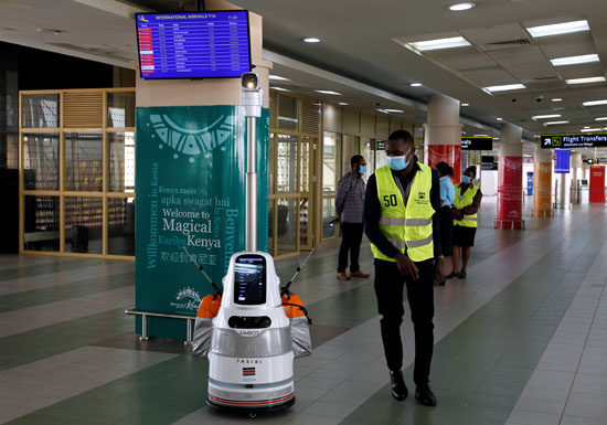روبوتات فى المطار تقدم دعما تكنولوجيا لكينيا فى حربها مع كورونا (3)