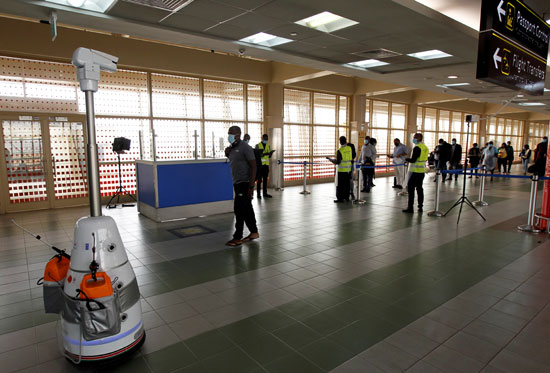 روبوتات فى المطار تقدم دعما تكنولوجيا لكينيا فى حربها مع كورونا (5)