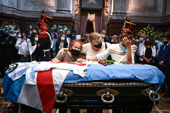 70512-ألاف-الأرجنتينيين-يلقون-نظرة-الوداع-على-جثمان-رئيسهم-السابق