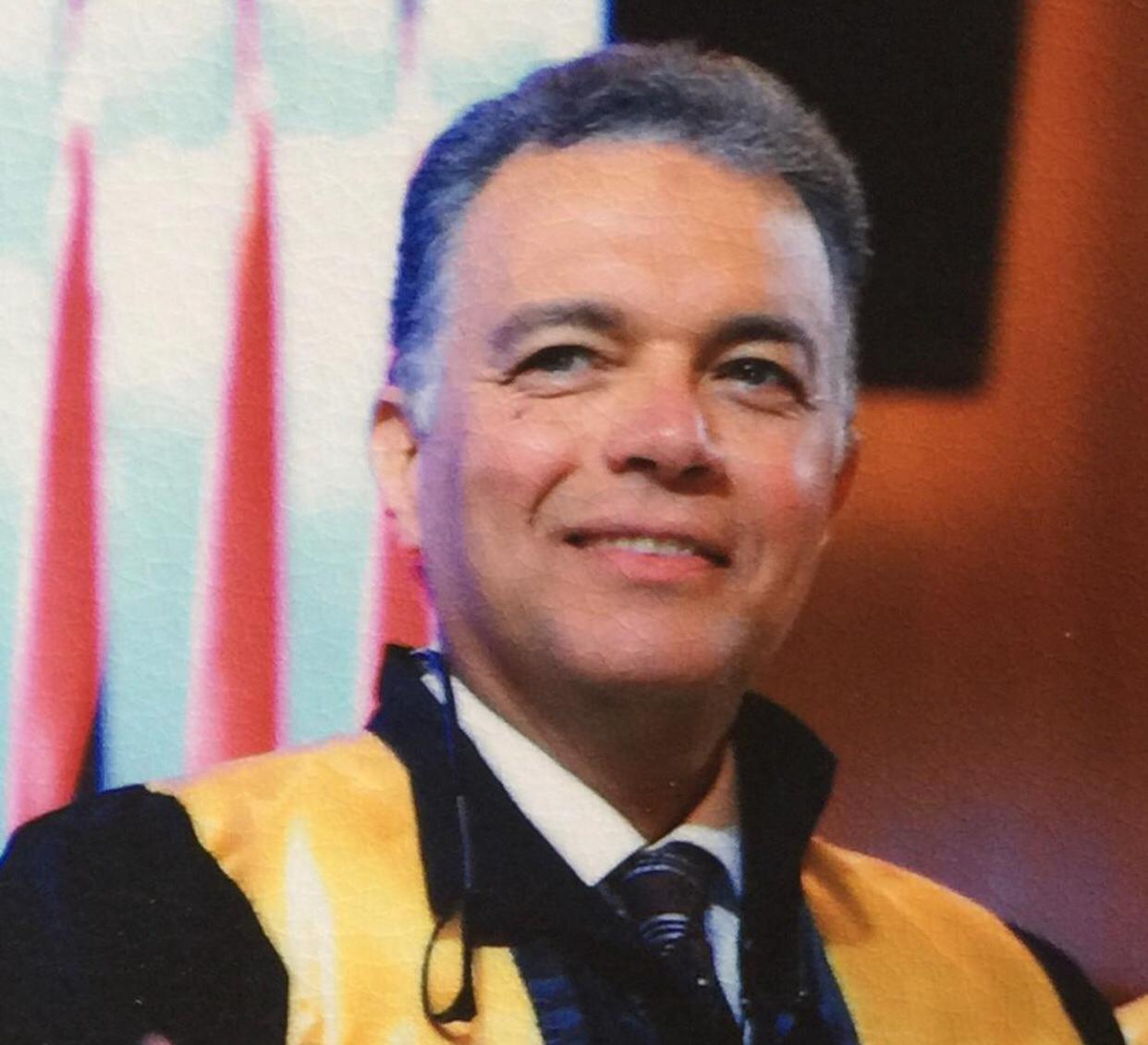 هشام عرفات نائب رئيس مجلس أمناء جامعة المستقبل هشام عرفات نائب رئيس مجلس أمناء جامعة المستقبل