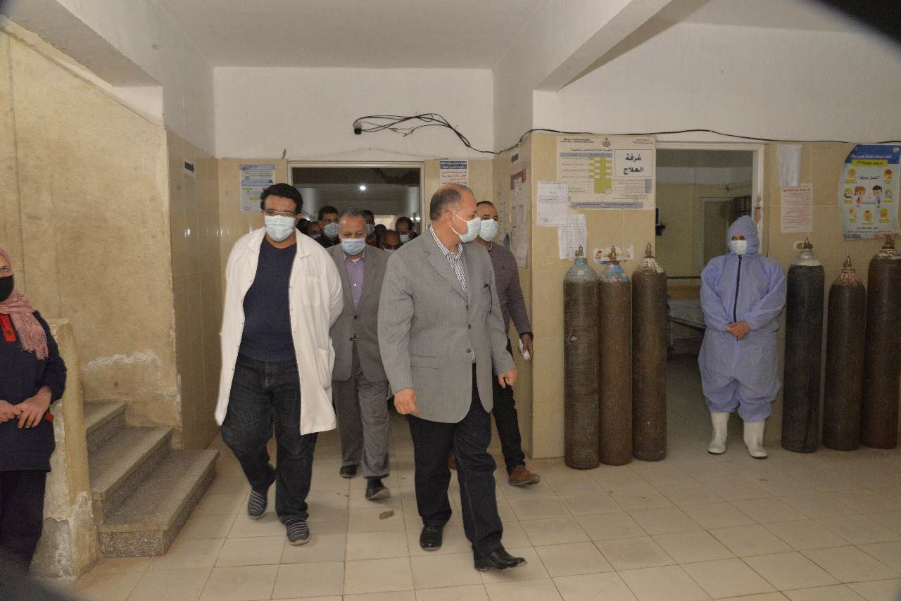محافظ أسيوط يتفقد مستشفى الحميات ومركز شباب الشامية بساحل سليم (10)