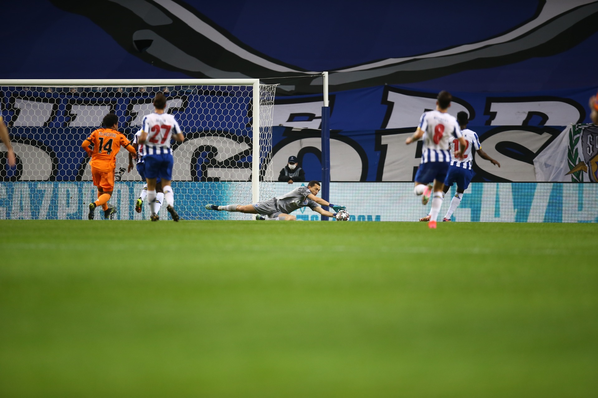 حارس بورتو يتصدى