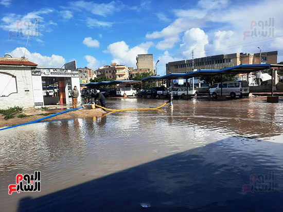 رؤساء-مدن-كفر-الشيخ-يواصلون-رفع-مياه-الأمطار-من-الشوارع--(3)