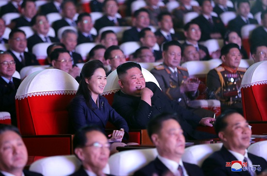 حضور زعيم كوريا الشمالية وقرينتة أحد الاحتفالات