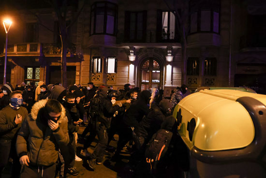 احتجاجات عنيفة فى إسبانيا بعد سجن مغنى معارض  (2)