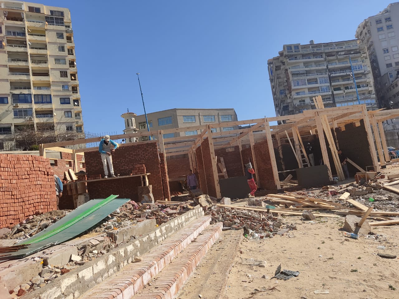 إزالة أعمال بناء مخالف بدون ترخيص داخل نادي المهندسين في الإسكندرية (5)