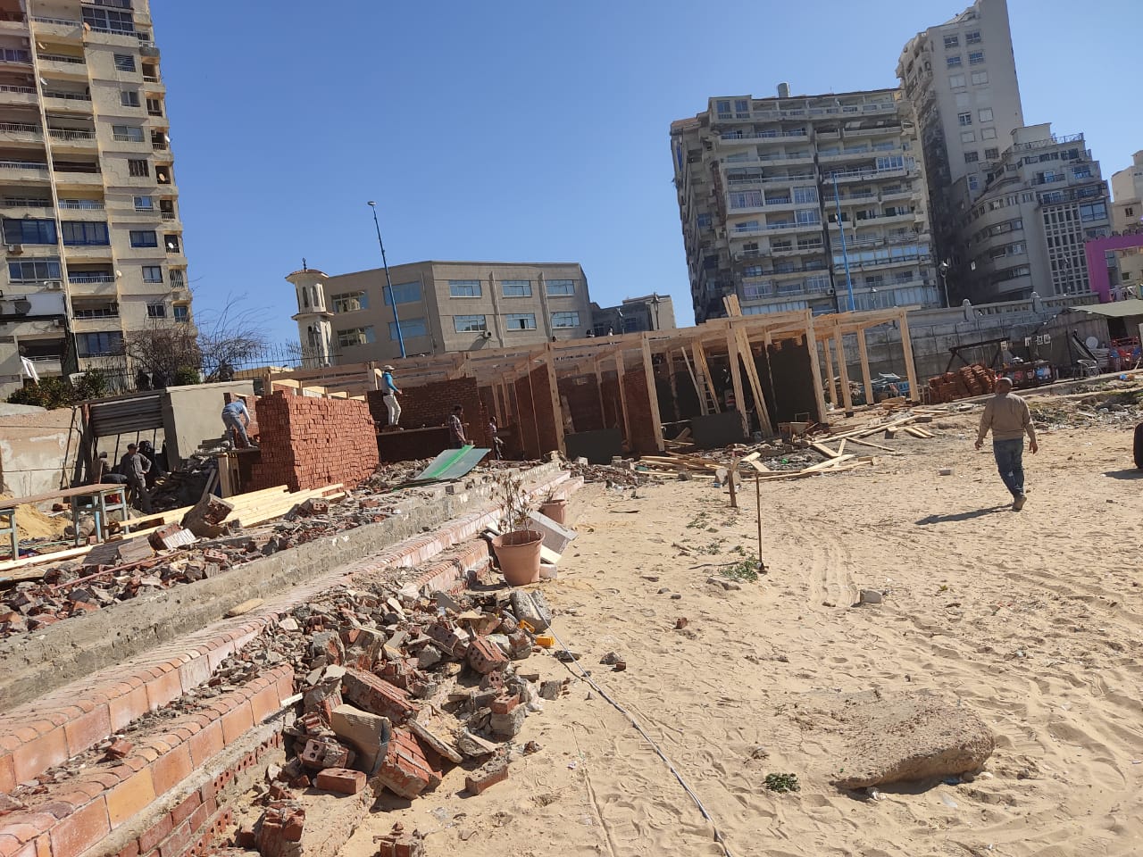 إزالة أعمال بناء مخالف بدون ترخيص داخل نادي المهندسين في الإسكندرية (6)