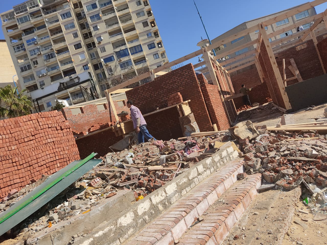 إزالة أعمال بناء مخالف بدون ترخيص داخل نادي المهندسين في الإسكندرية (2)