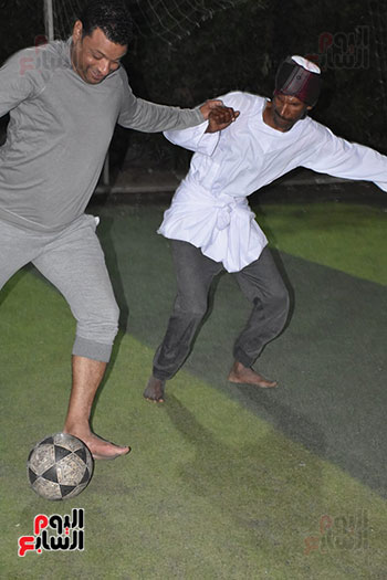 الحاج-الضوى-وعبد-الناصر-يلعبون-كرة-القدم