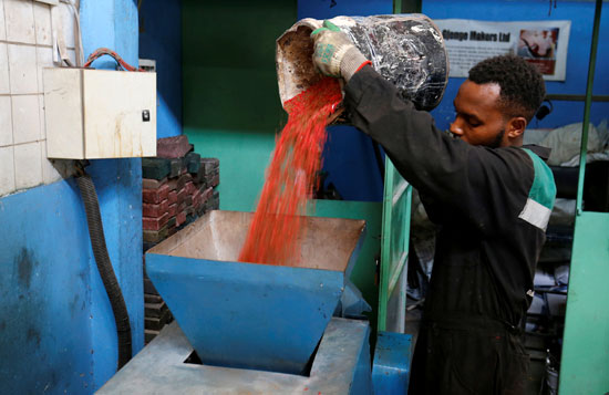 كينية تصنع طوبا أقوى من الخرسانة تدوير مخلفات البلاستيك (5)