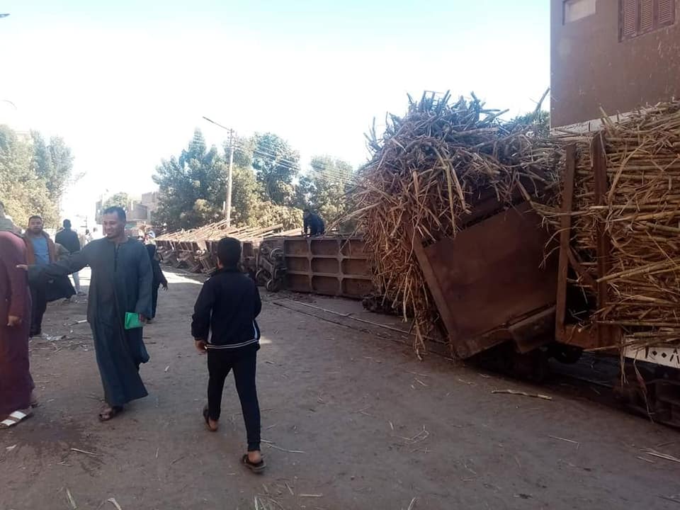 الأهالى يطمئنون على الاطفال خلال انقلاب القطار الأهالى يطمئنون على الاطفال خلال انقلاب القطار