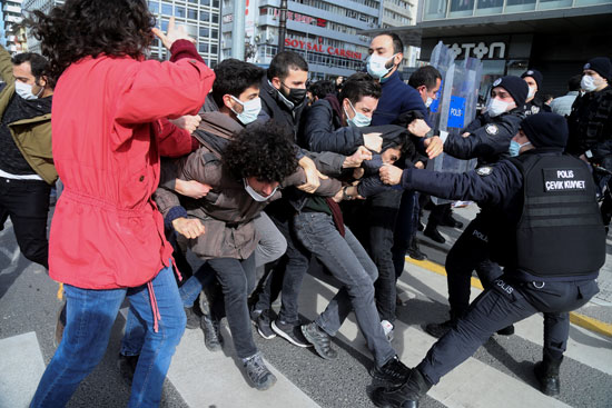 الشرطة التركية تعتقل متظاهر