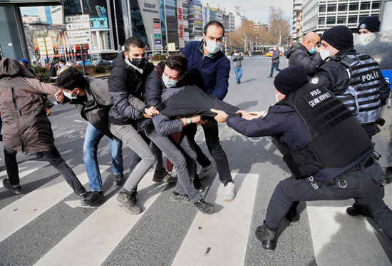 عنف الشرطة التركية ضد المتظاهرين