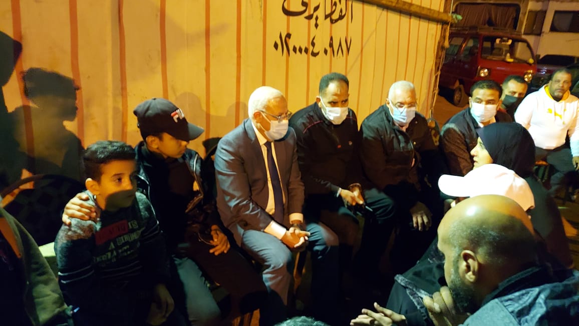 محافظ بورسعيد يُقدم واجب العزاء لأسرة السيد المحمدي شلبي (3)