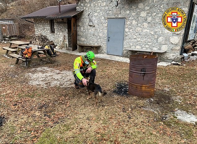 كلب يساعد بقاء صاحبه على قيد الحياة بعد إصابته في جبال الألب الإيطالية (2)