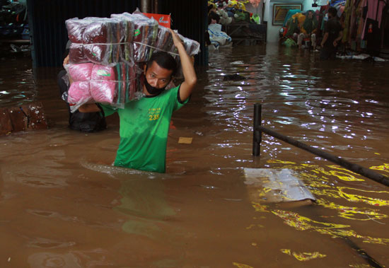 نزوح المواطنين بسبب الفيضانات