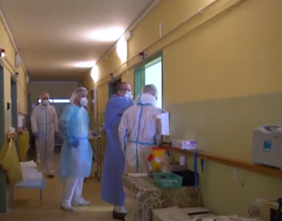 رجال الدين يقفون فى ممرات المستشفى